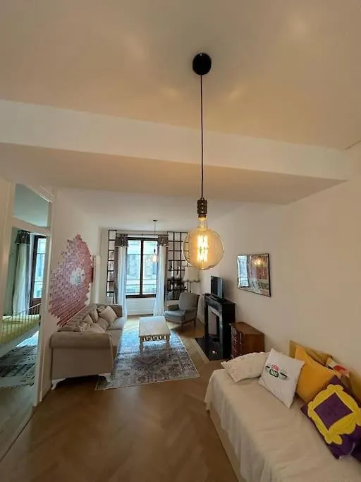 Celui Qui Est Au Centre Appartement Genève