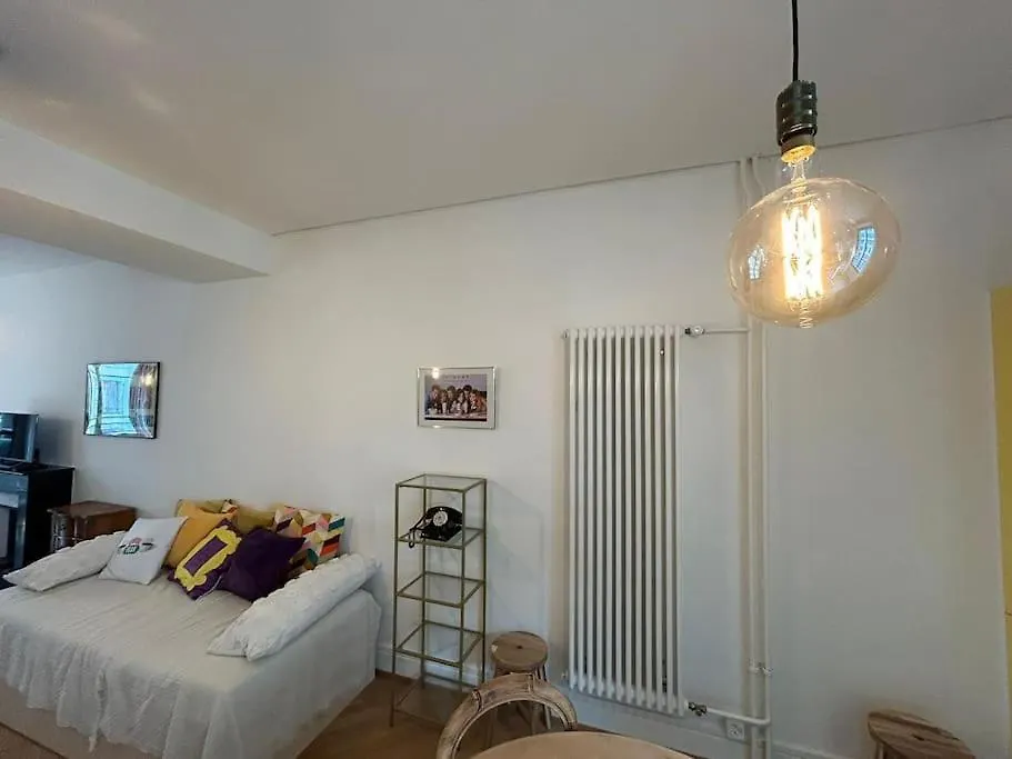 Celui Qui Est Au Centre Apartment Geneva