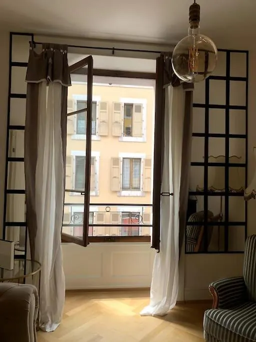 Celui Qui Est Au Centre Apartment Geneva