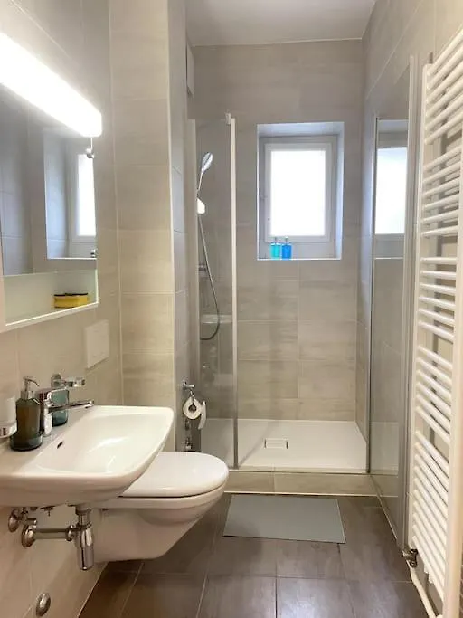 Celui Qui Est Au Centre Apartment Geneva