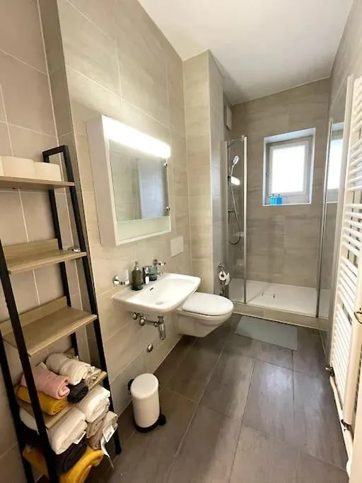 Celui Qui Est Au Centre Apartment Geneva