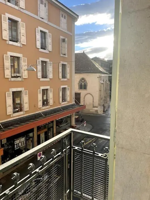 Celui Qui Est Au Centre Apartment Geneva 0*,