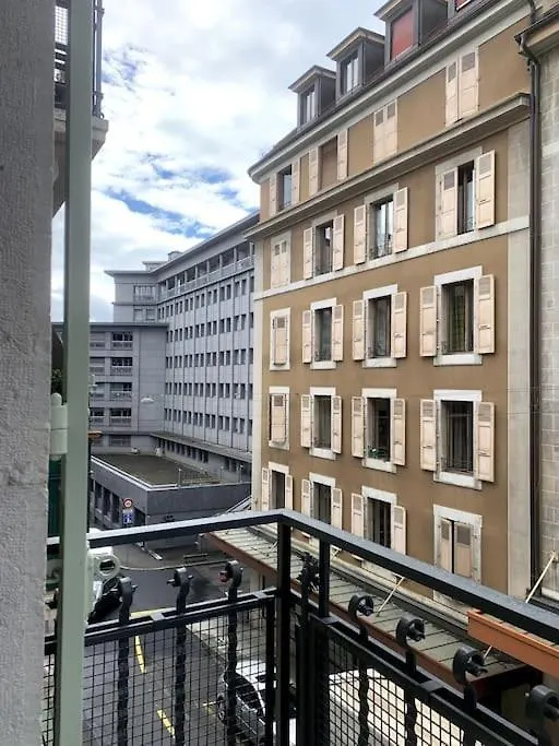Celui Qui Est Au Centre Apartment Geneva