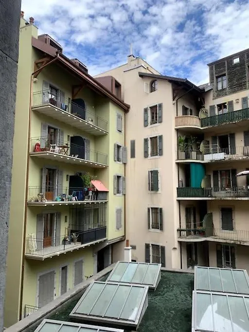 Celui Qui Est Au Centre Apartment Geneva